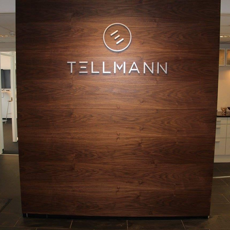 Tellmann skillevegg, valnøtt og logo i børstet stål